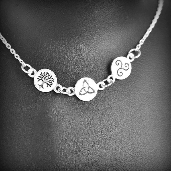 Collier en argent sur chaînette forçat fine de trois petites médailles gravées ,
 d'un arbre de...