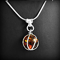 Collier en argent très original d'une boule d'ambre dans une petite cage suspendue à une jolie...