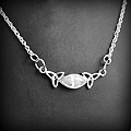 Collier en argent serti au centre d'un zirconium blanc facetté orné de 2 entrelacs Trinité de...