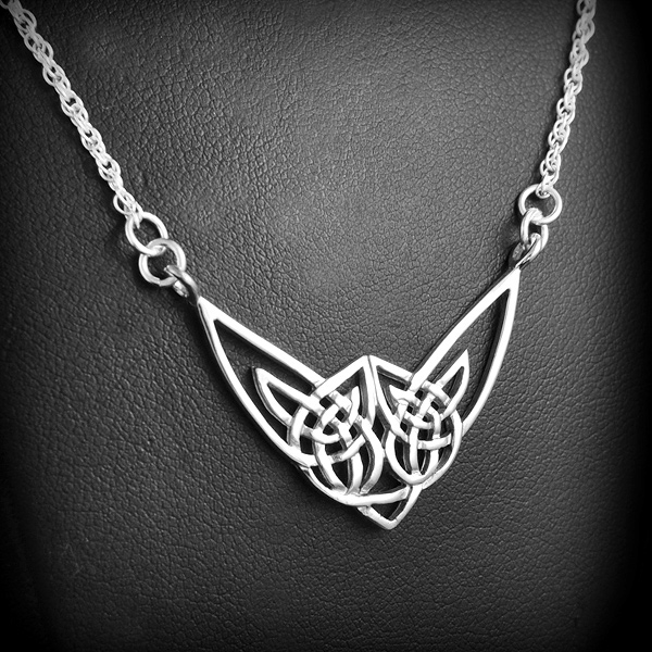 Collier en argent d'un magnifique entrelacs celtique symétrique ajouré (h:15mm, L:47cm, +...