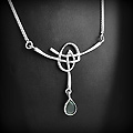 Collier en argent d'un entrelacs moderne orné d'un  zirconium noir mobile (h:39mm, L:45cm)