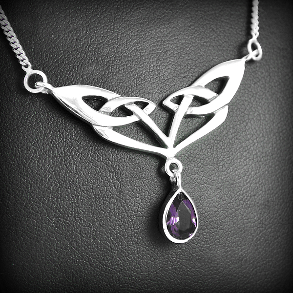 Magnifique collier en argent composé d'un large entrelacs celtique pourvu d'un pendentif serti...