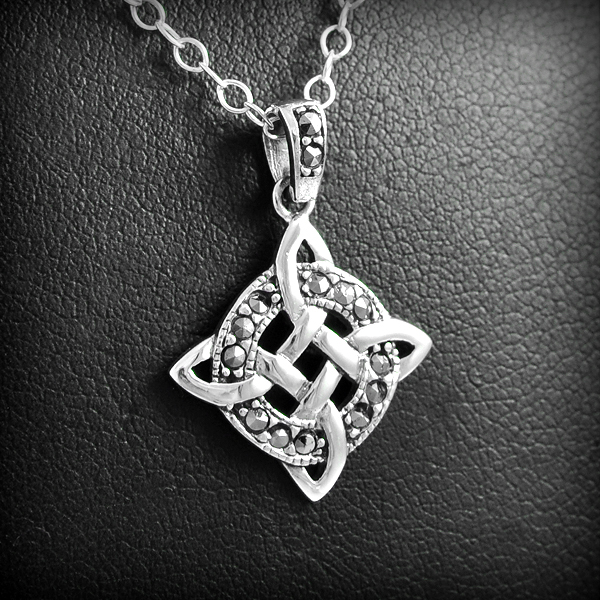 Pendentif en argent d'un bel entrelacs celte agrémenté de quelques marcassites (h:20mm hors...