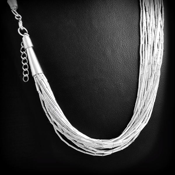 Magnifique collier argent très fluide, agréable à porter 45 fils composés de petits tubes argent...