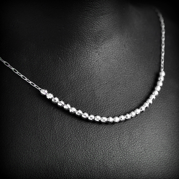 Ravissant collier de création originale THEMA composé d'une fine chaîne, et d'une rangée de...