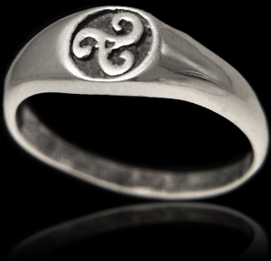 Bague jonc en argent avec triskell gravé sur le dessus, modèle intemporel et mixte (h:4mm).