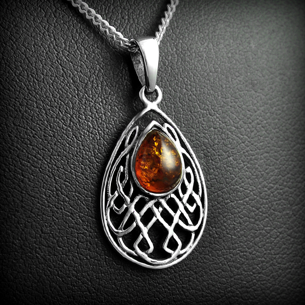 Ravissant pendentif en argent ajouré de jolis entrelacs et sertie d'une goutte d'ambre (h:23mm...