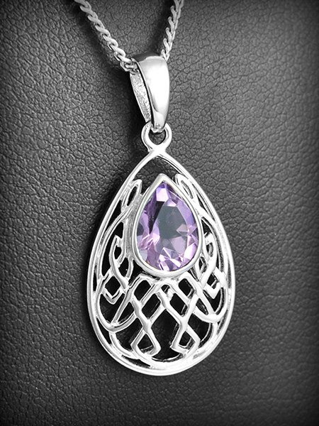 Ravissant pendentif en argent ajouré de jolis entrelacs et sertie au choix d'une améthyste ou...