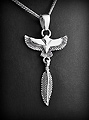 Pendentif en argent d'un aigle stylisé ailes déployées et orné d'une plume mobile pendante (h:36mm).