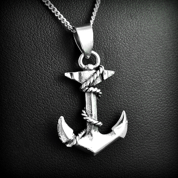 Beau pendentif en argent d'une ancre marine en volume avec un bout enroulé (h:25mm).