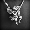 Pendentif d'un petit ange potelé bien dessiné recto verso en argent, le trou de 3mm de passage de...