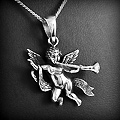 Pendentif en argent d'un joli ange soufflant sa trompette, le verso est plat et creusé (h:21mm).