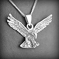 Pendentif en argent d'un magnifique aigle royal tout en volume entièrement gravé (h:22 mm).