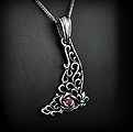 Magnifique pendentif en argent d'une aile de papillon ajourée, dune petite rose décorée d'un...