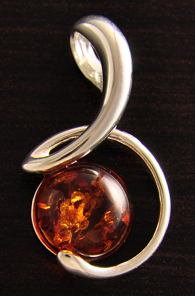Pendentif en argent tout en rondeur orné d'un très beau cabochon d'Ambre (h:26mm).