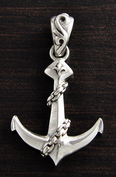 Pendentif en argent d'une superbe ancre marine en volume entourée d'une chaîne fixe (h:33mm).