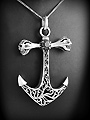 Pendentif ancre marine en argent décorée de filigranes et d'un zirconium noir. Deux têtes de mort...