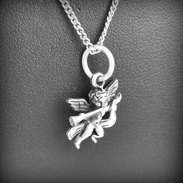 Pendentif Ange du paradis en argent  avec trompette qui transmet la voie de dieu, belle finition...