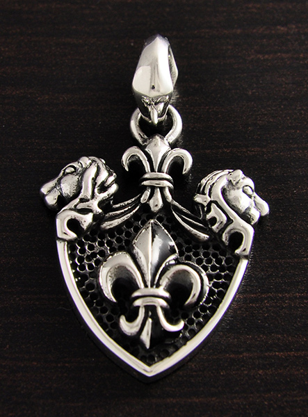 Pendentif en argent d'un très bel écusson orné d'une fleur de lys et de deux têtes de lions de...
