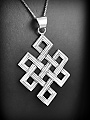 Pendentif nud infini en argent appelé "Astamangala" du bouddhisme tibétain, il représente...