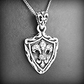 Très joli pendentif  blason en argent d'une fleur de lys ornée de zirconiums, la bélière assez...