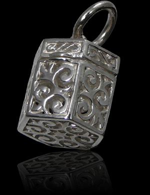 Pendentif argent en boîte hexagonale filigrane avec charnière (h:13mm).
