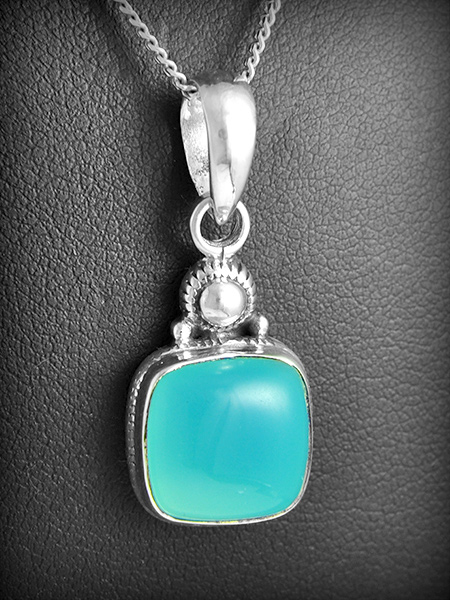 Très joli pendentif en argent d'une pierre de Calcédoine en volume de forme carré sertie...