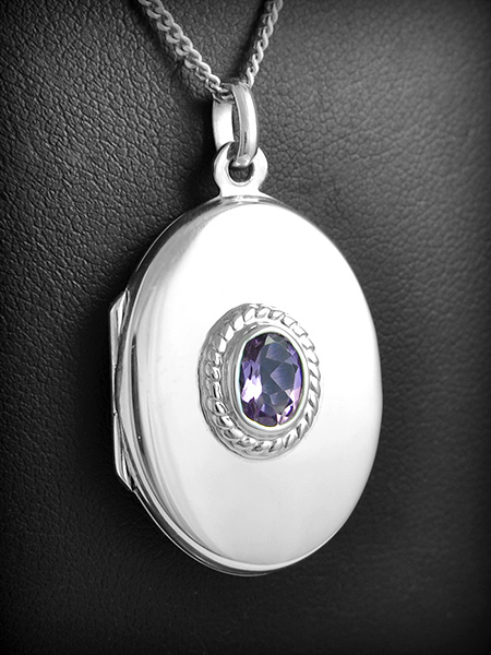 Pendentif porte photo en argent cassolette ornée d'une améthyste véritable facettée entourée...