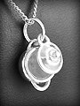 Pendentif en argent d'une petite cassolette dont le couvercle est mobile (h:18mm).