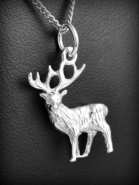 Pendentif en argent d'un très beau cerf en volume (h:25mm).