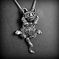 Petit pendentif original en argent d'un chat suspendu, composé de trois parties mobiles : la tête...