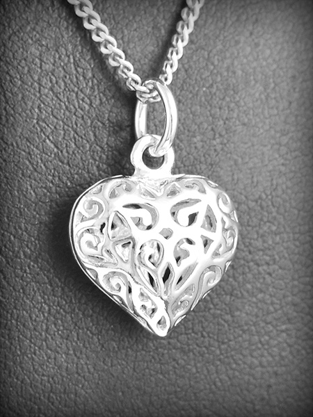 Pendentif en argent d'un petit cur entièrement filigrané, tout en volume (h:18 mm).