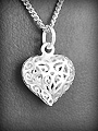 Pendentif en argent d'un petit cur entièrement filigrané, tout en volume (h:18 mm).