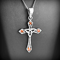 Élégante croix pendentif en argent décorée d'un bel entrelacs celtique trinité au centre et de...