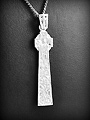 Pendentif croix celtique pleine en argent bien blanc, modèle très design, la bélière est décorée...