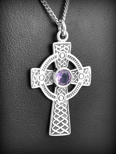 Pendentif d'une croix celtique en argent ornée d'une pierre d'améthyste facettée (h:35mm).