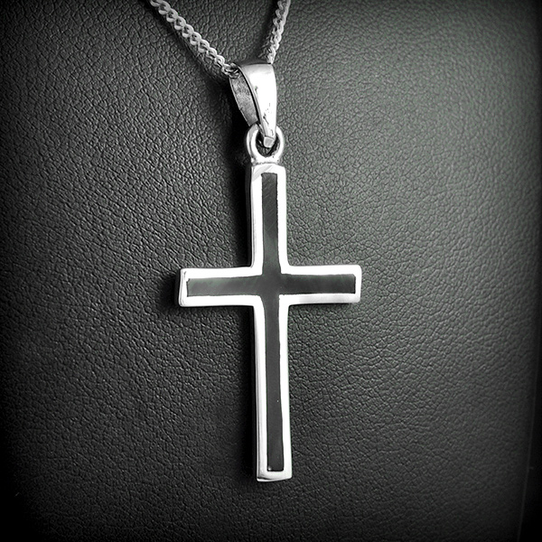 Pendentif d'une croix en argent et émail noir sur une face (h:43mm).