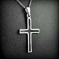 Pendentif d'une croix en argent et émail noir sur une face (h:43mm).