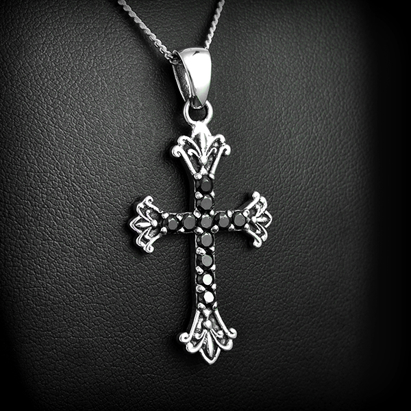 Pendentif d'une croix gothique en argent ornée de zirconiums noirs griffés (h:36mm).