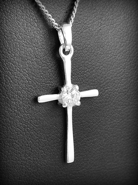 Très joli pendentif croix fil carré en argent ornée d'un zirconium griffé, belles finitions...