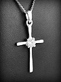 Pendentif croix fil carré en argent ornée d'un zirconium griffé de belle taille (h:29mm).