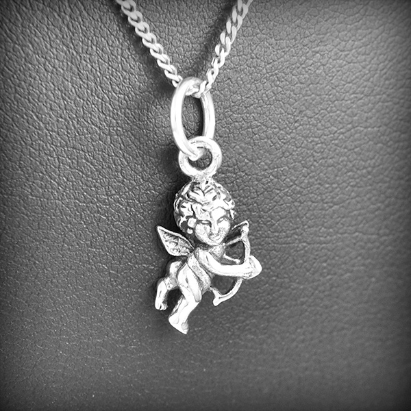 Pendentif Cupidon en argent avec arc et flèche , belle finition et bélière large (h:21mm).