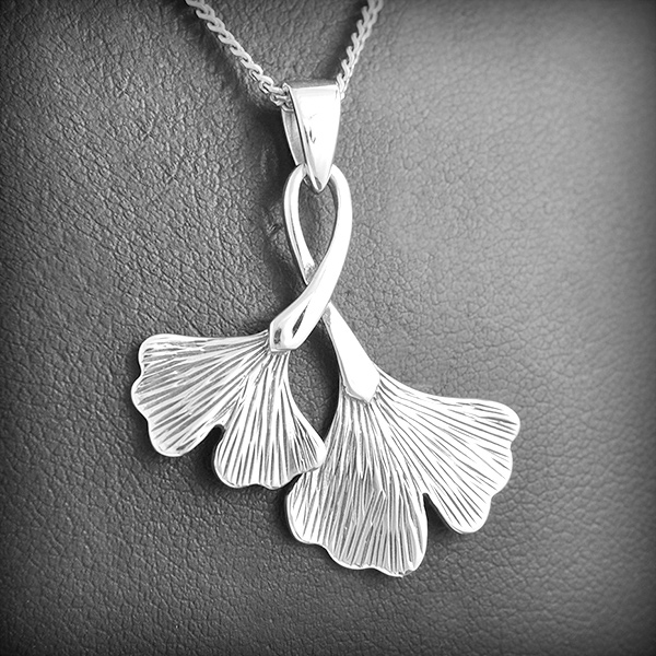 Pendentif en argent de deux feuilles de ginkgo en relief de belle finition (h:34mm).