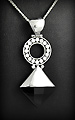 Pendentif ethnique original en argent avec pierre d'onyx en pyramide et ornée de jolis motifs en...