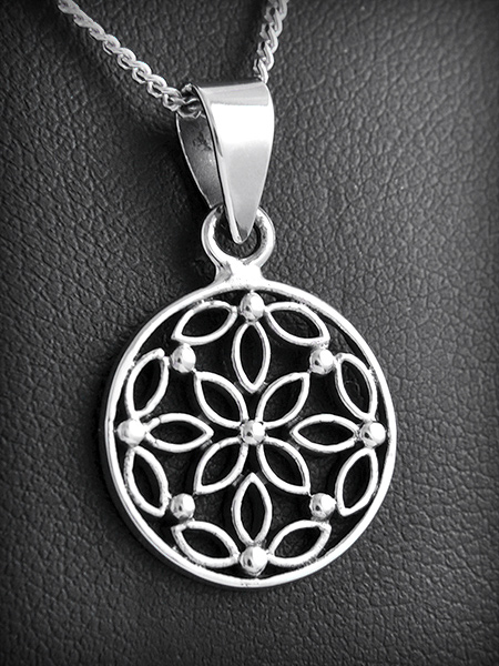 Pendentif rond en argent ajouré de jolis motifs géométriques (h:20mm).
