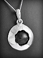 Pendentif médaillon bombé en argent orné d'une pierre d'onyx noire ou lapis lazuli (h:23mm).