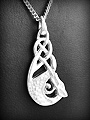 Joli pendentif en argent  d'un dragon celtique avec le corps entrelacé (h:29mm).