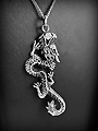 Pendentif en argent d'un dragon chinois en volume ornée d'un zirconium serti dans la gueule et un...