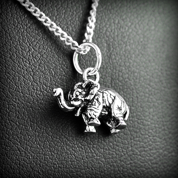 Pendentif en argent d'un petit éléphant porte bonheur avec trompe en l'air (h:9mm).
