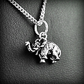 Pendentif en argent d'un petit éléphant porte bonheur avec trompe en l'air (h:9mm).